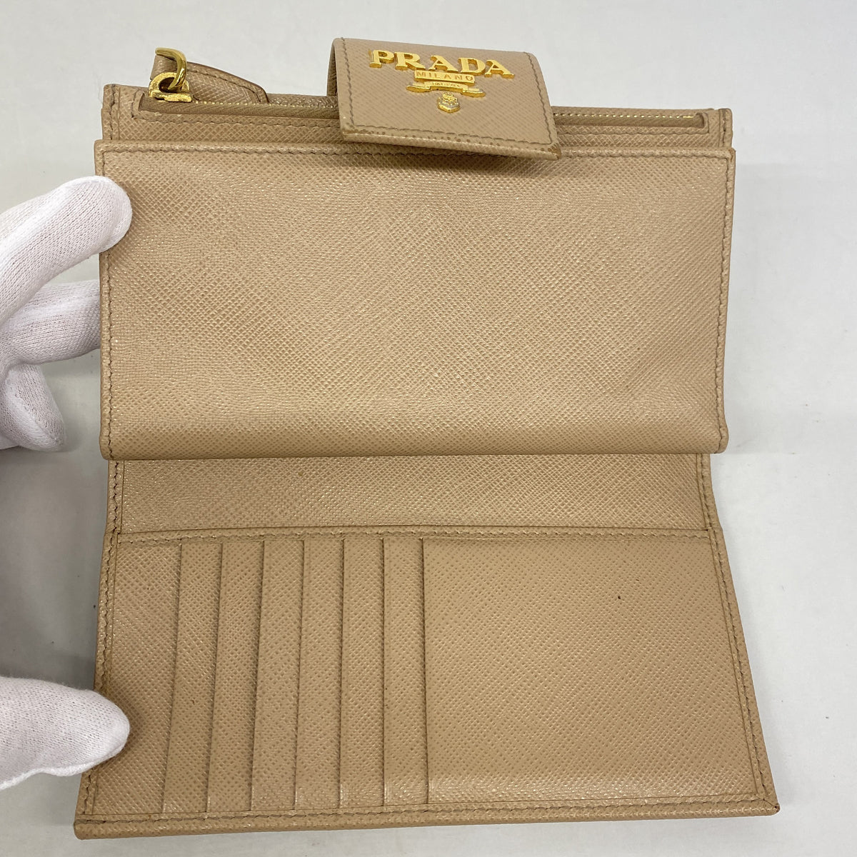 【6ie7380】プラダ 財布 サフィアーノ レザー ベージュ ゴールド金具【中古】レディース