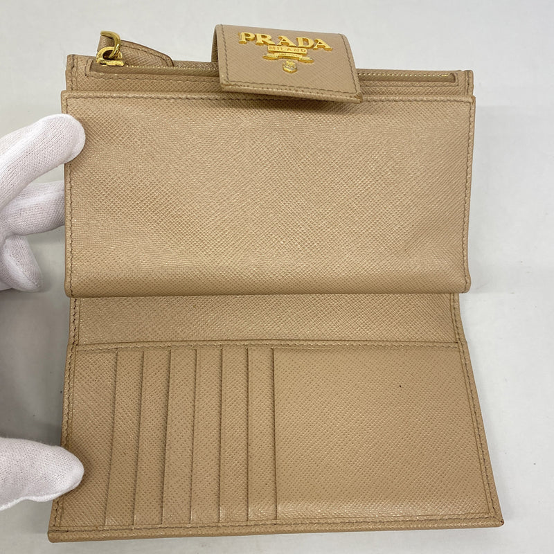 【6ie7380】プラダ 財布 サフィアーノ レザー ベージュ ゴールド金具【中古】レディース