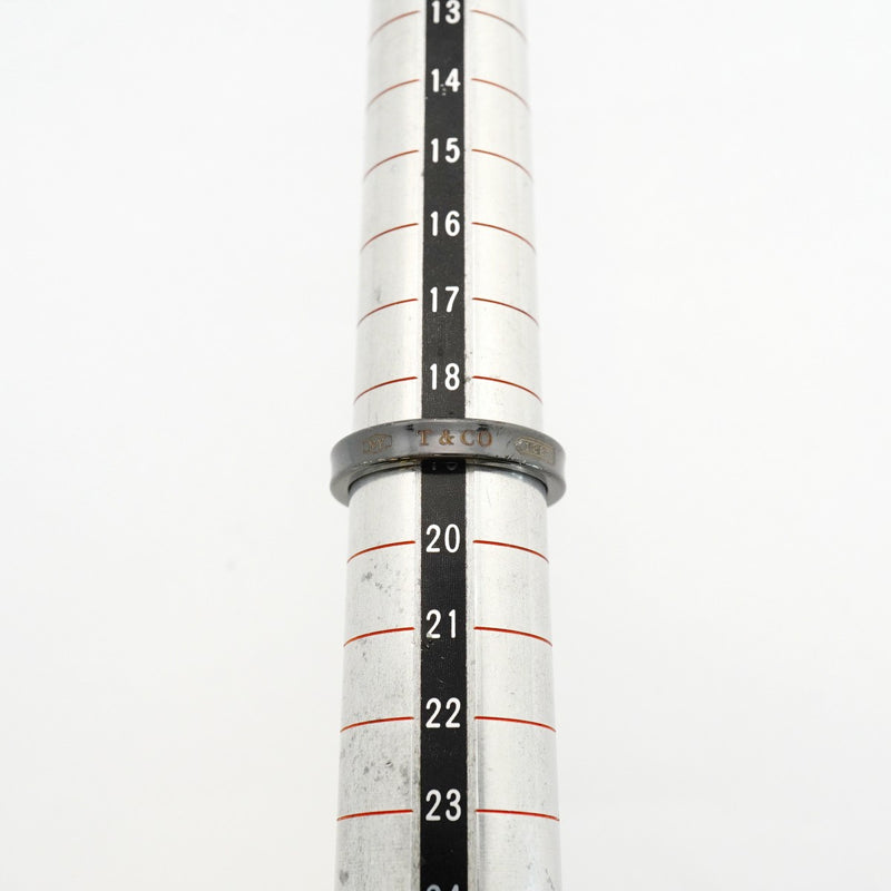 【6jeb0745-k】ティファニー リング ナロー チタン ブラック 19号【中古】レディース