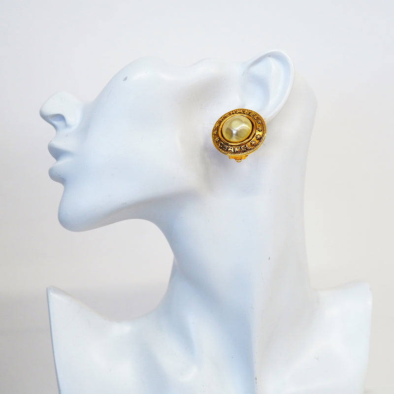 【6jhb0084-k】シャネル イヤリング ヴィンテージ シャネルロゴ 丸型 サークル GPメッキ フェイクパール ゴールド【中古】レディース