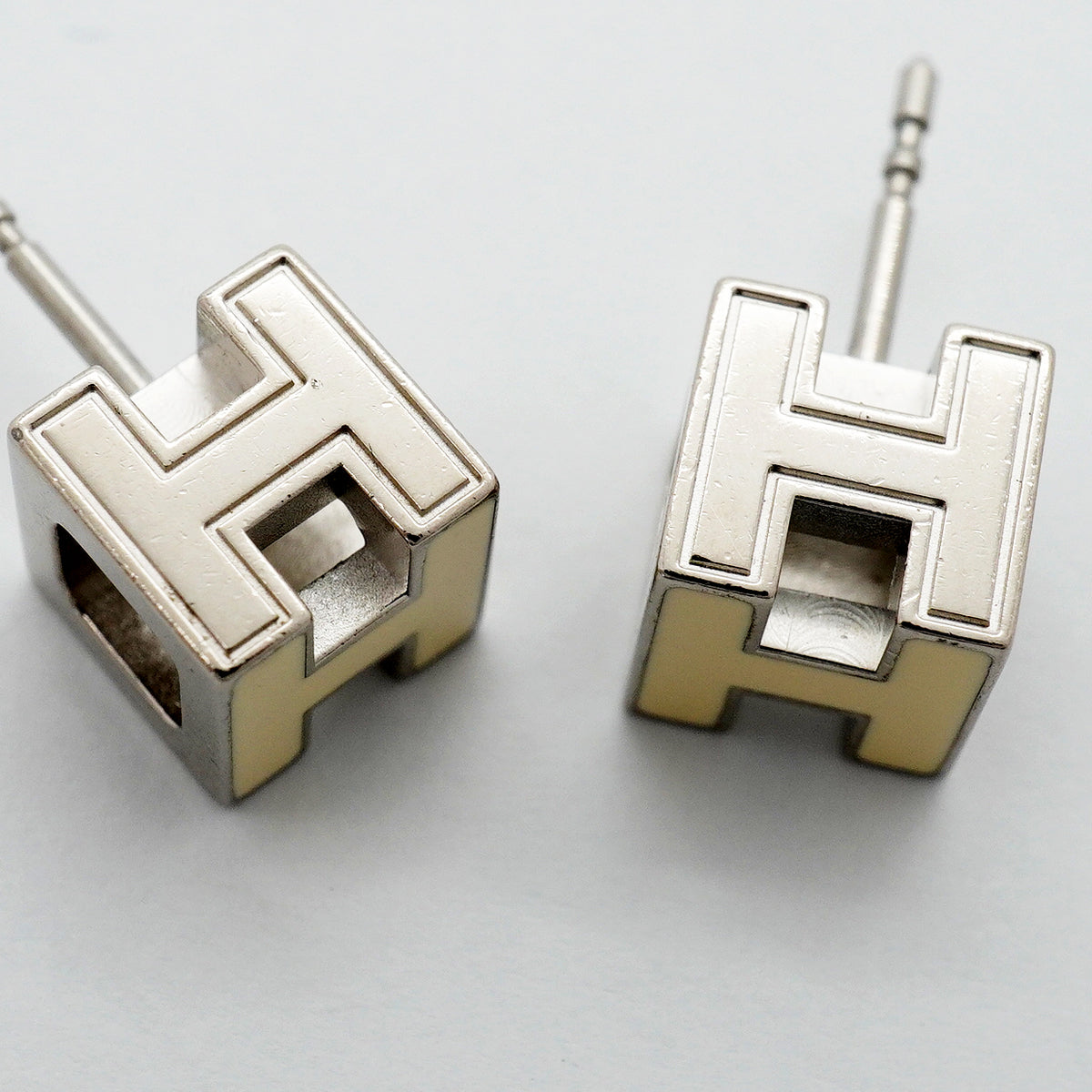 【6jhb0364】エルメス ピアス Hキューブ カージュドアッシュ メタル シルバー アイボリー【中古】レディース