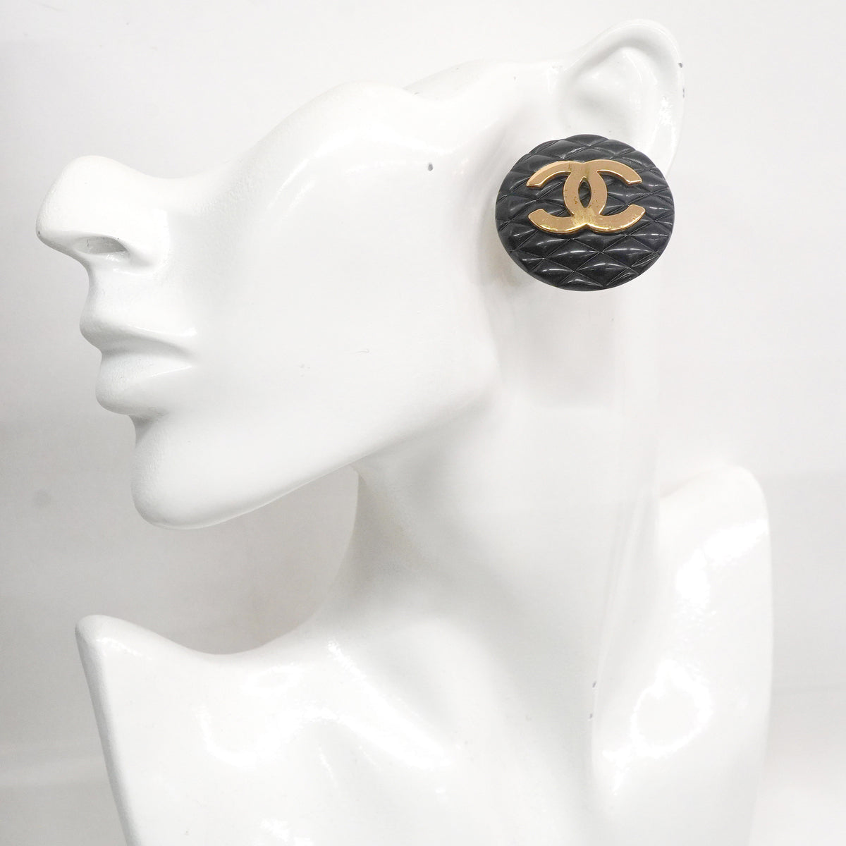 【6jkb0061】シャネル イヤリング ヴィンテージ ココマーク マトラッセ プラスチック GPメッキ ゴールド ブラック【中古】レディース