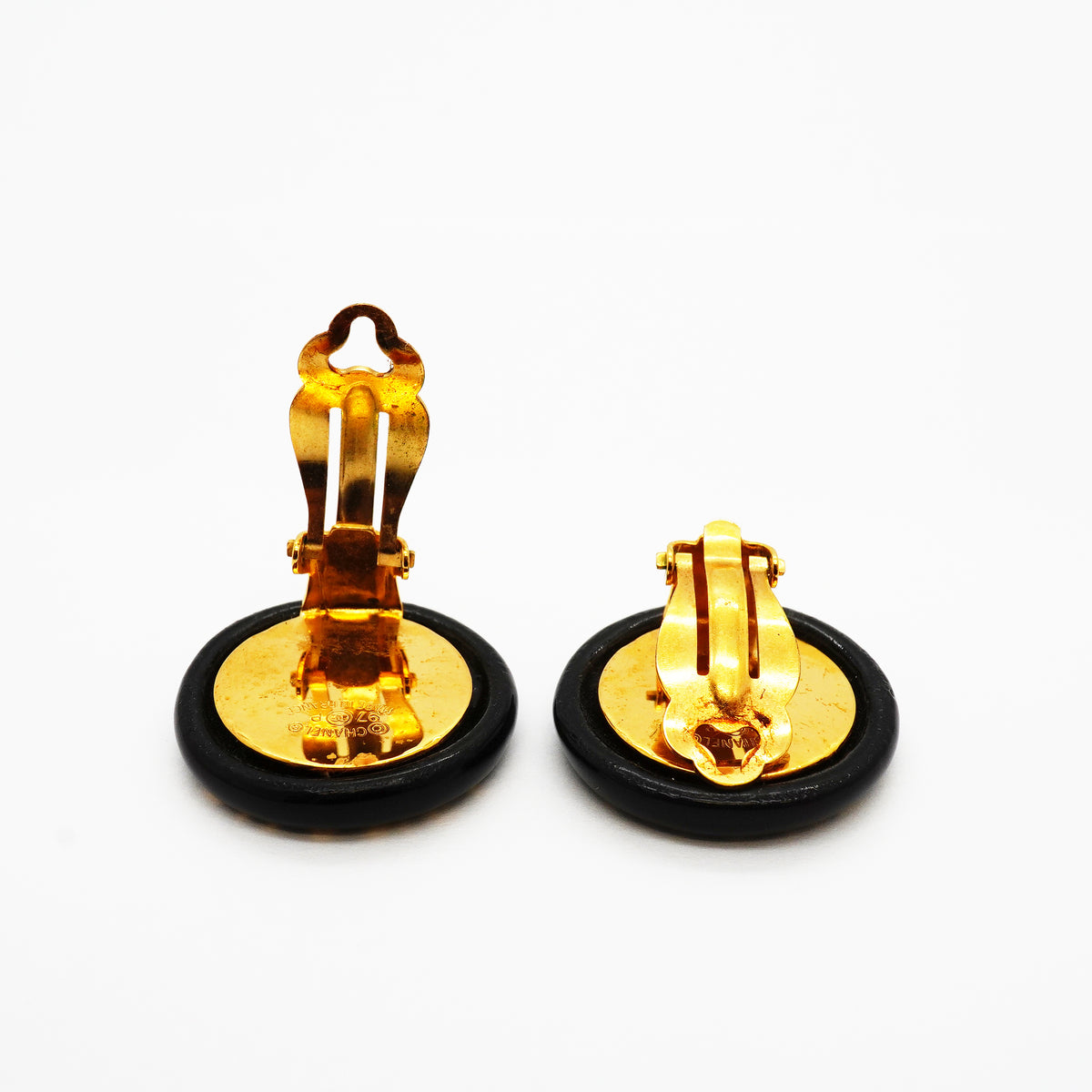 【6jkb0191】シャネル イヤリング ヴィンテージ シャネルロゴ 丸型 サークル GPメッキ ゴールド ブラック【中古】レディース