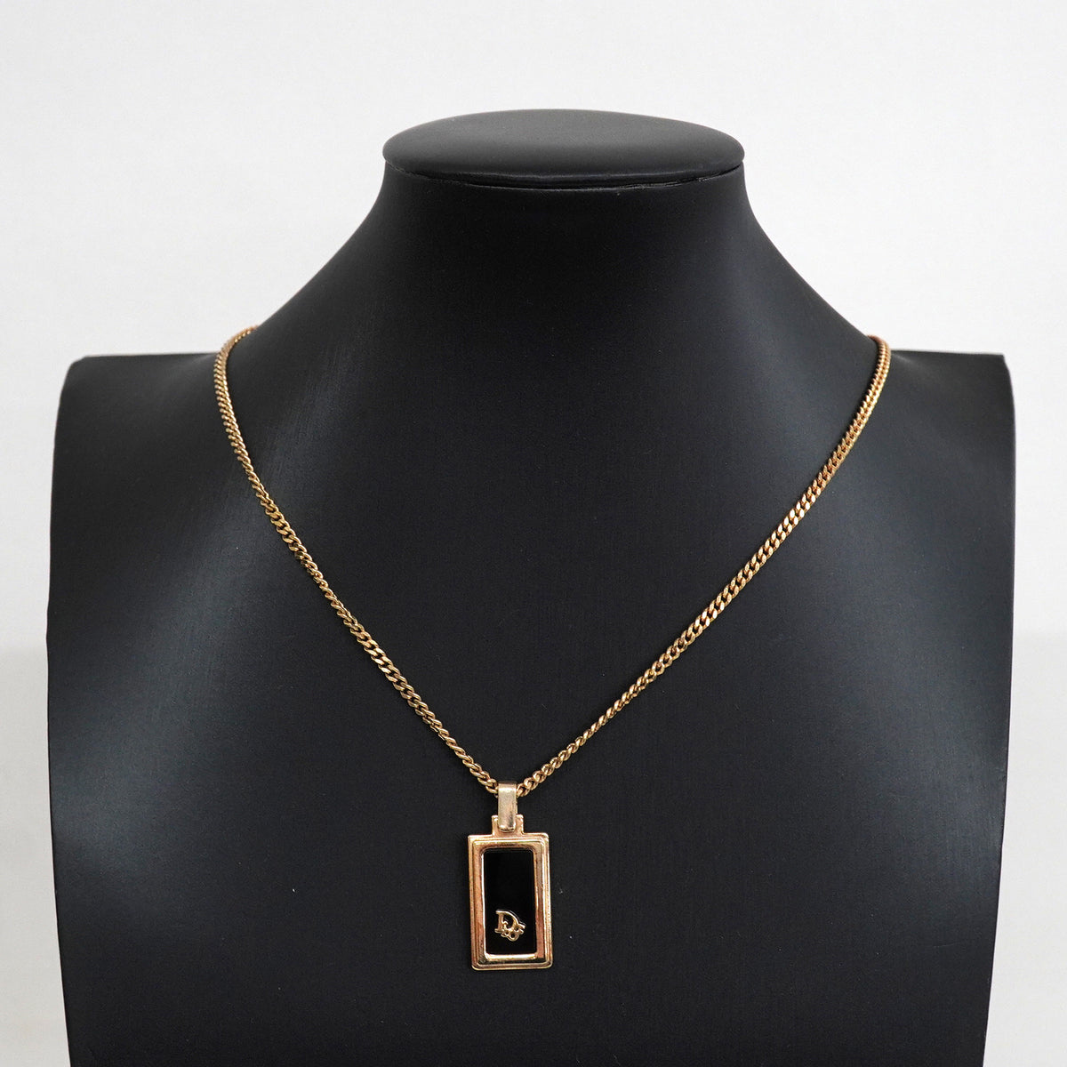 【6jkb0489】クリスチャンディオール ネックレス ディオールロゴ プレート スクエア GPメッキ ゴールド ブラック【中古】レディース