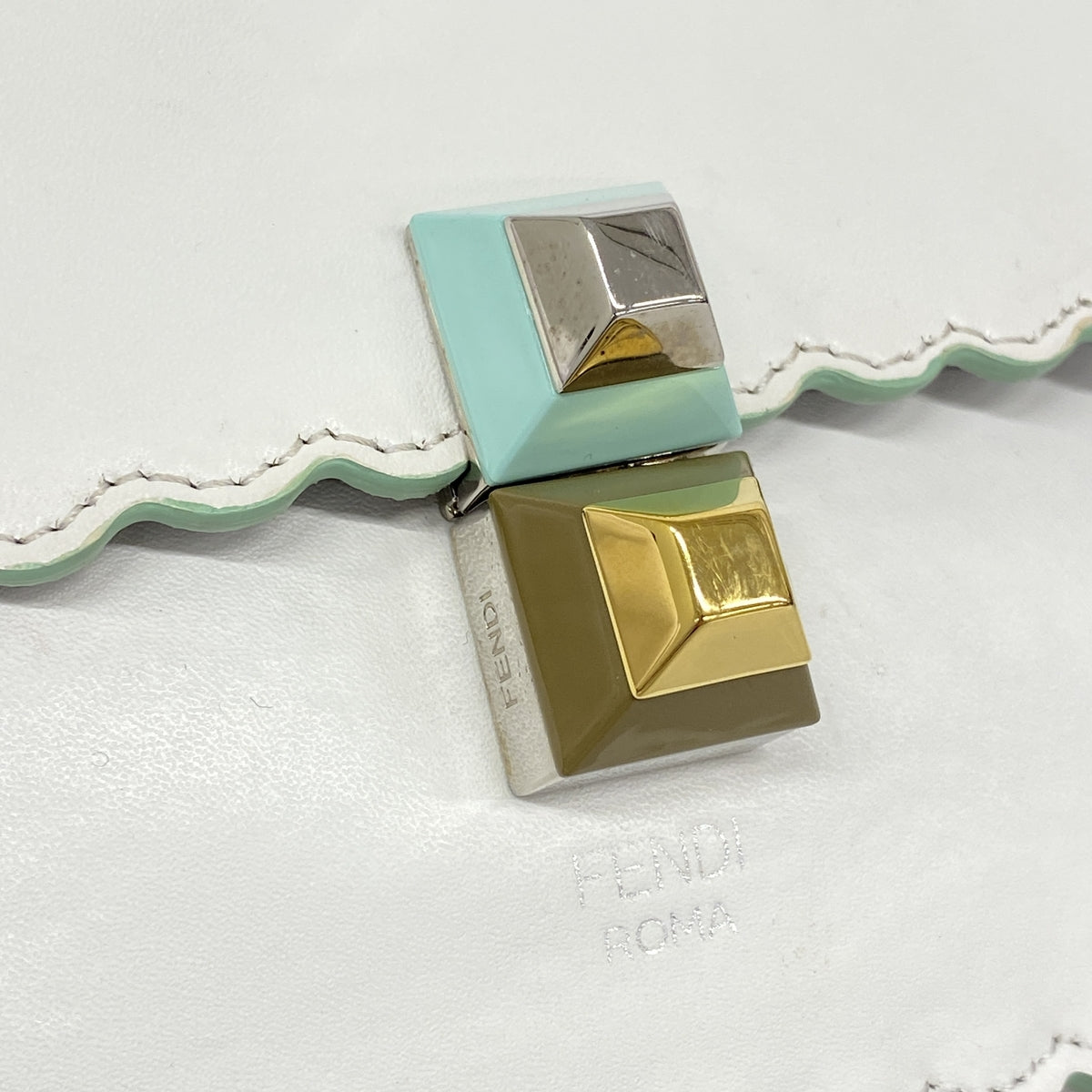 【6ka0055】フェンディ ショルダーバッグ キャナイミニ レザー ホワイト ゴールド/シルバー金具【中古】レディース
