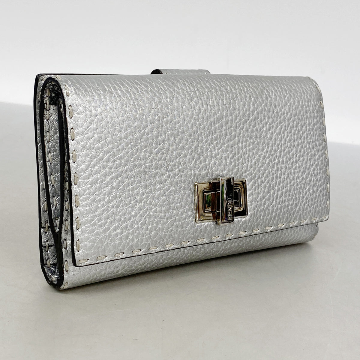 【6ka0057】フェンディ 長財布 セレリア レザー シルバー シルバー金具【中古】レディース