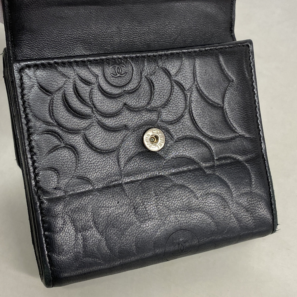 【6ka0250】シャネル 三つ折り財布 カメリア ラムスキン ブラック シルバー金具【中古】レディース