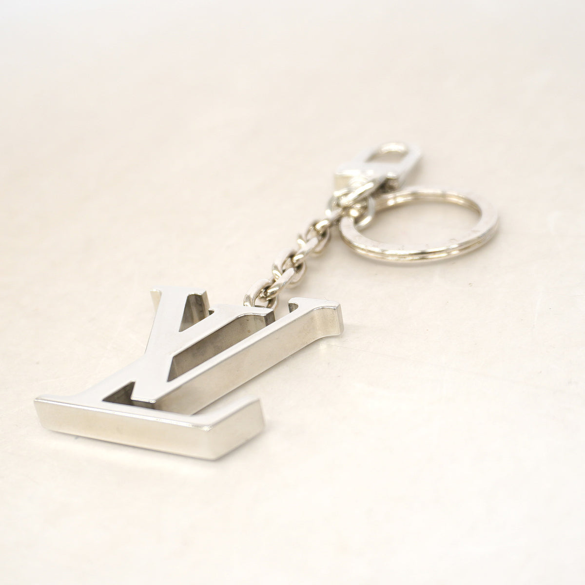 【6ka0324】ルイヴィトン キーホルダー・チャーム LVイニシャル M01192 シルバー【中古】メンズ レディース ユニセックス
