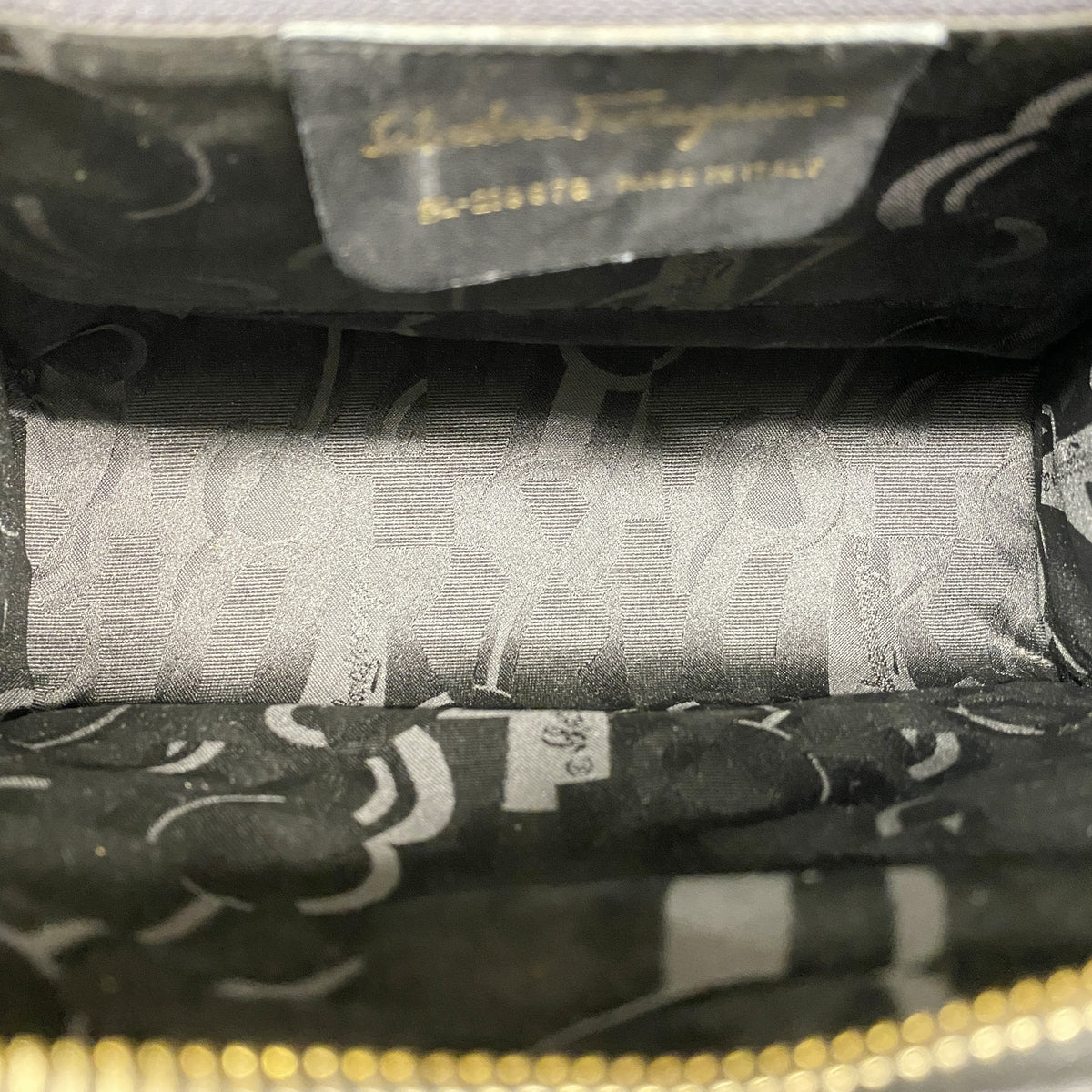 【6ka0418】サルヴァトーレフェラガモ ショルダーバッグ ヴァラ レザー ブラック ゴールド金具【中古】レディース