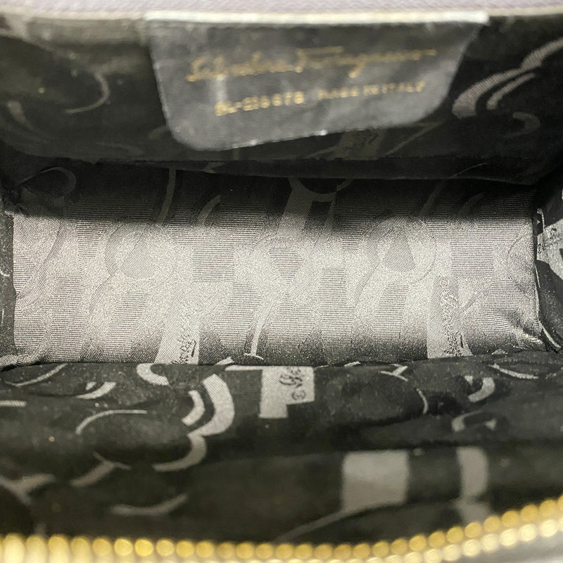 【6ka0418】サルヴァトーレフェラガモ ショルダーバッグ ヴァラ レザー ブラック ゴールド金具【中古】レディース