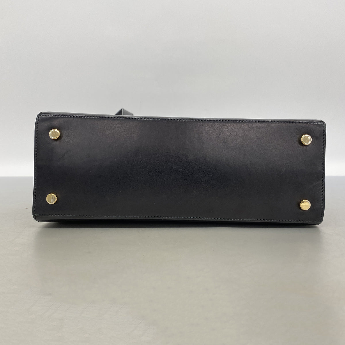 【6ka0418】サルヴァトーレフェラガモ ショルダーバッグ ヴァラ レザー ブラック ゴールド金具【中古】レディース