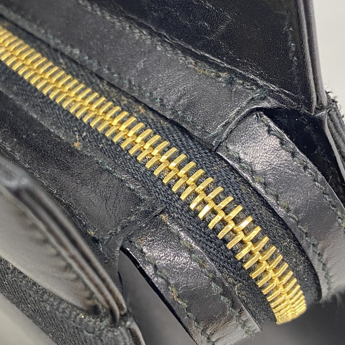 【6ka0418】サルヴァトーレフェラガモ ショルダーバッグ ヴァラ レザー ブラック ゴールド金具【中古】レディース