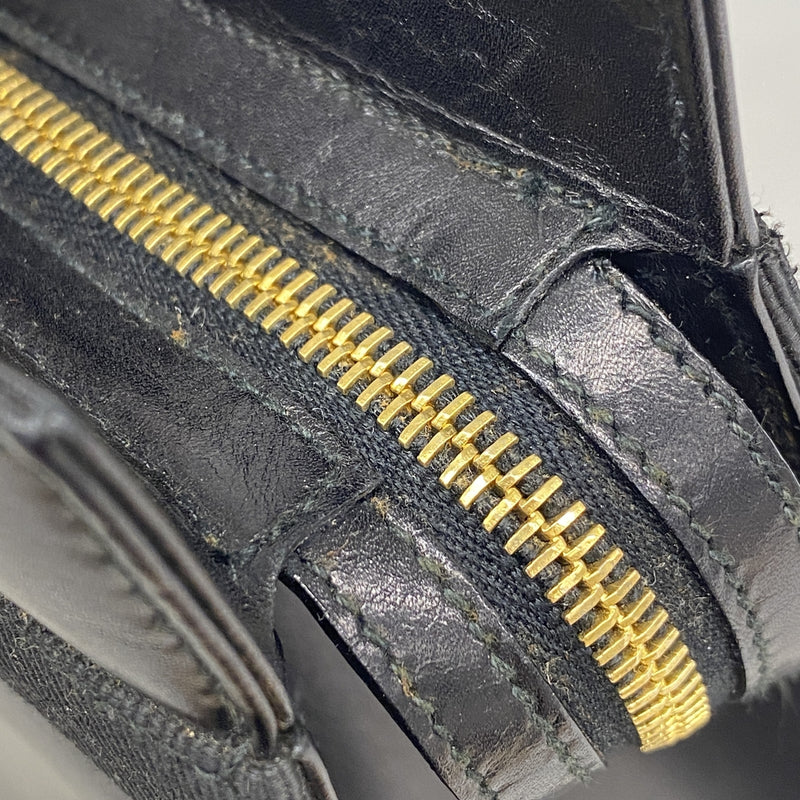 【6ka0418】サルヴァトーレフェラガモ ショルダーバッグ ヴァラ レザー ブラック ゴールド金具【中古】レディース