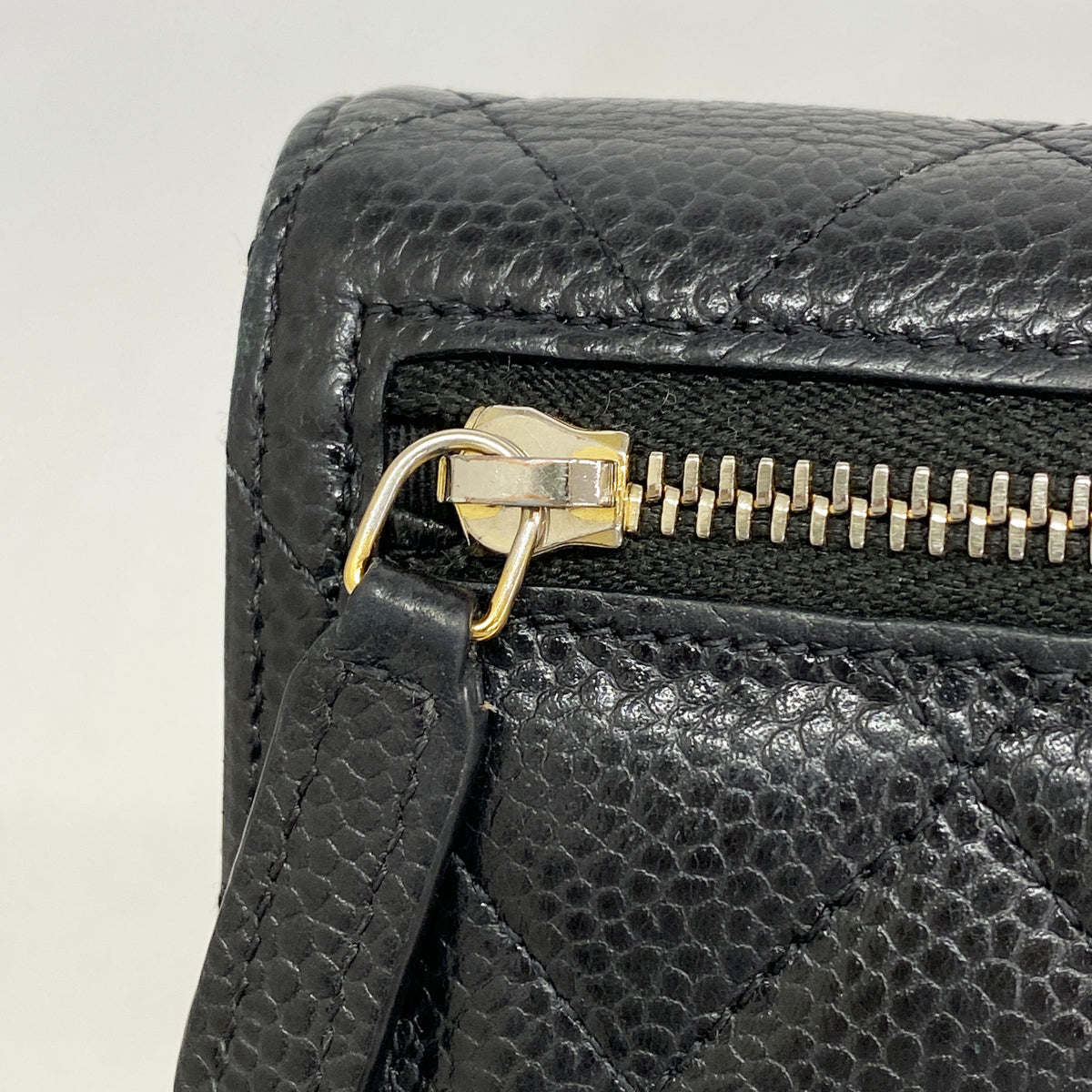 【6ka0603】シャネル 三つ折り財布 マトラッセ キャビアスキン ブラック ゴールド金具【中古】レディース