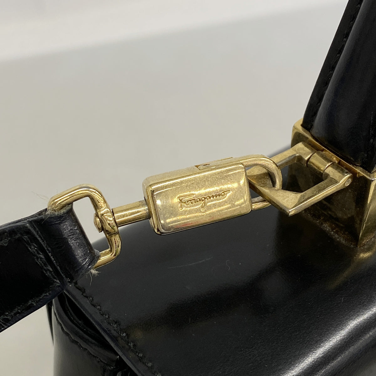 【6kb1759】サルヴァトーレフェラガモ ハンドバッグ ガンチーニ レザー ブラック ゴールド金具 2wayバッグ【中古】レディース