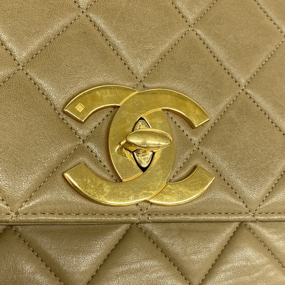 【6kc2008】シャネル ショルダーバッグ マトラッセ チェーンショルダー デカココ ラムスキン ベージュ ゴールド金具【中古】レディース