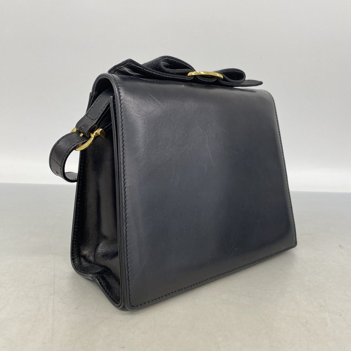 【6kc2055】サルヴァトーレフェラガモ ショルダーバッグ ヴァラ レザー ブラック ゴールド金具【中古】レディース