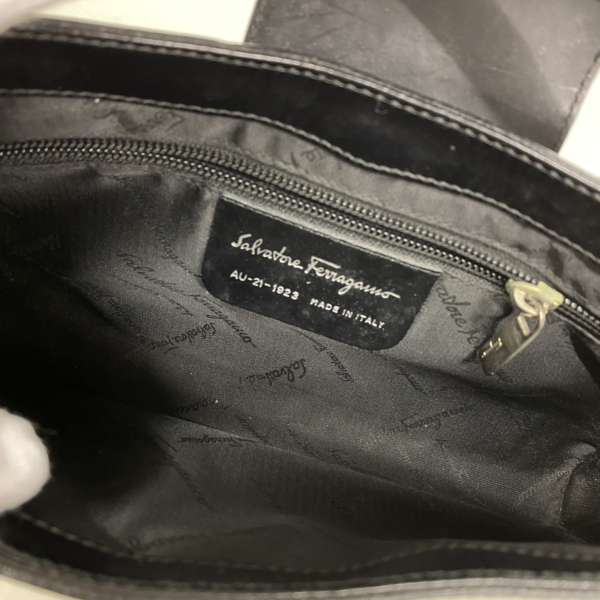 【6kc2476】サルヴァトーレフェラガモ ショルダーバッグ ヴァラ レザー ブラック シルバー金具【中古】レディース
