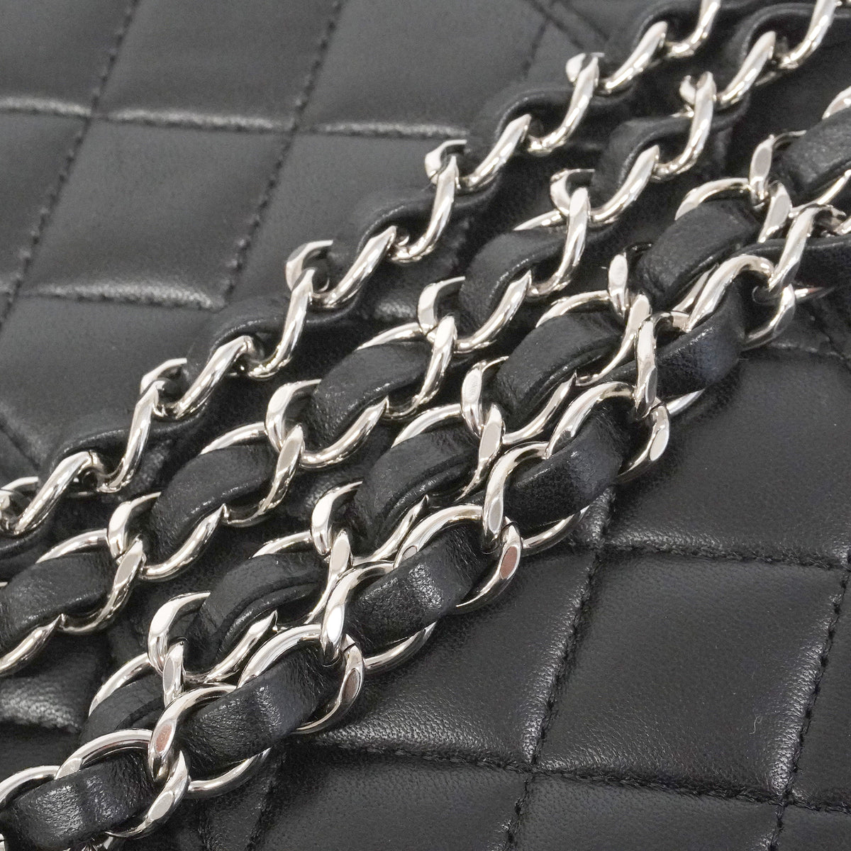【6kc2561】シャネル ショルダーバッグ マトラッセ Wフラップ Wチェーン ラムスキン ブラック シルバー金具【中古】レディース