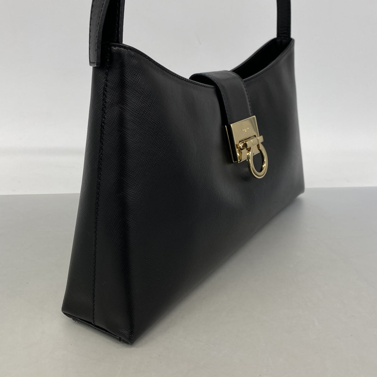 【6kc2568】サルヴァトーレフェラガモ ショルダーバッグ ガンチーニ レザー ブラック シャンパンゴールド金具【中古】レディース