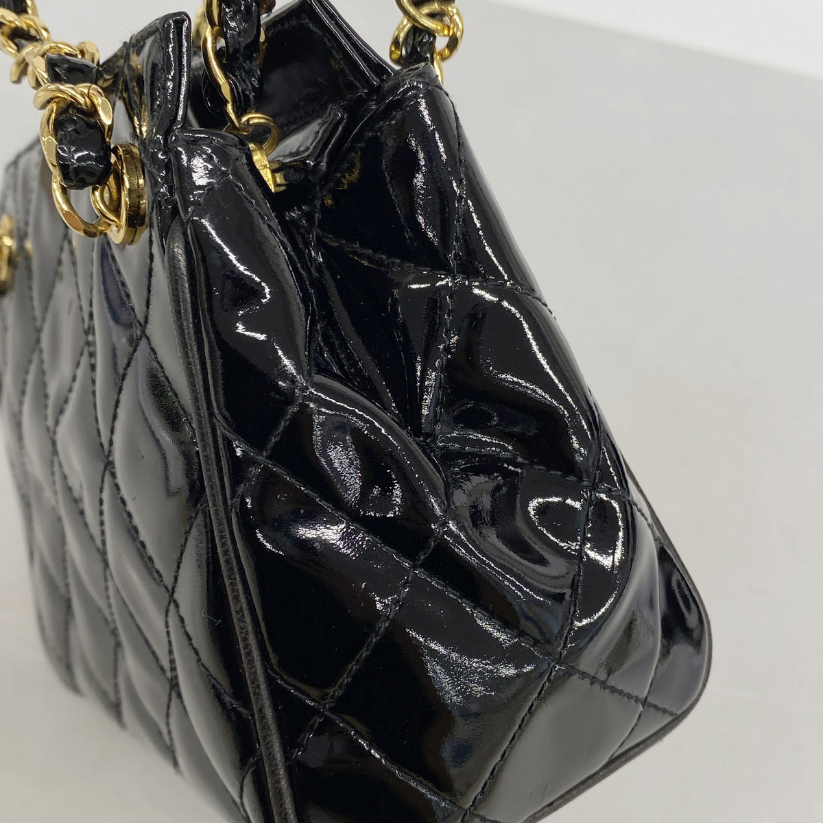 【6kc3045】シャネル ショルダーバッグ マトラッセ チェーンショルダー パテントレザー ブラック ゴールド金具【中古】レディース