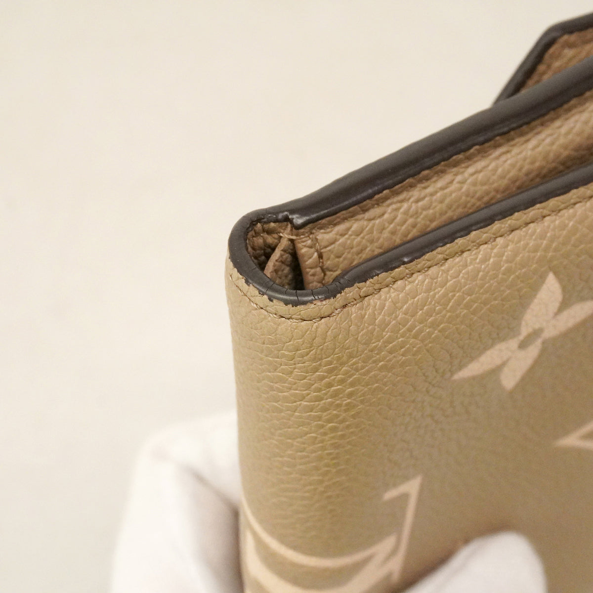 【6kd3328】ルイヴィトン 三つ折り財布 モノグラム・アンプラント バイカラー ポルトフォイユヴィクトリーヌ M81861 トゥルトレール クレーム【中古】レディース