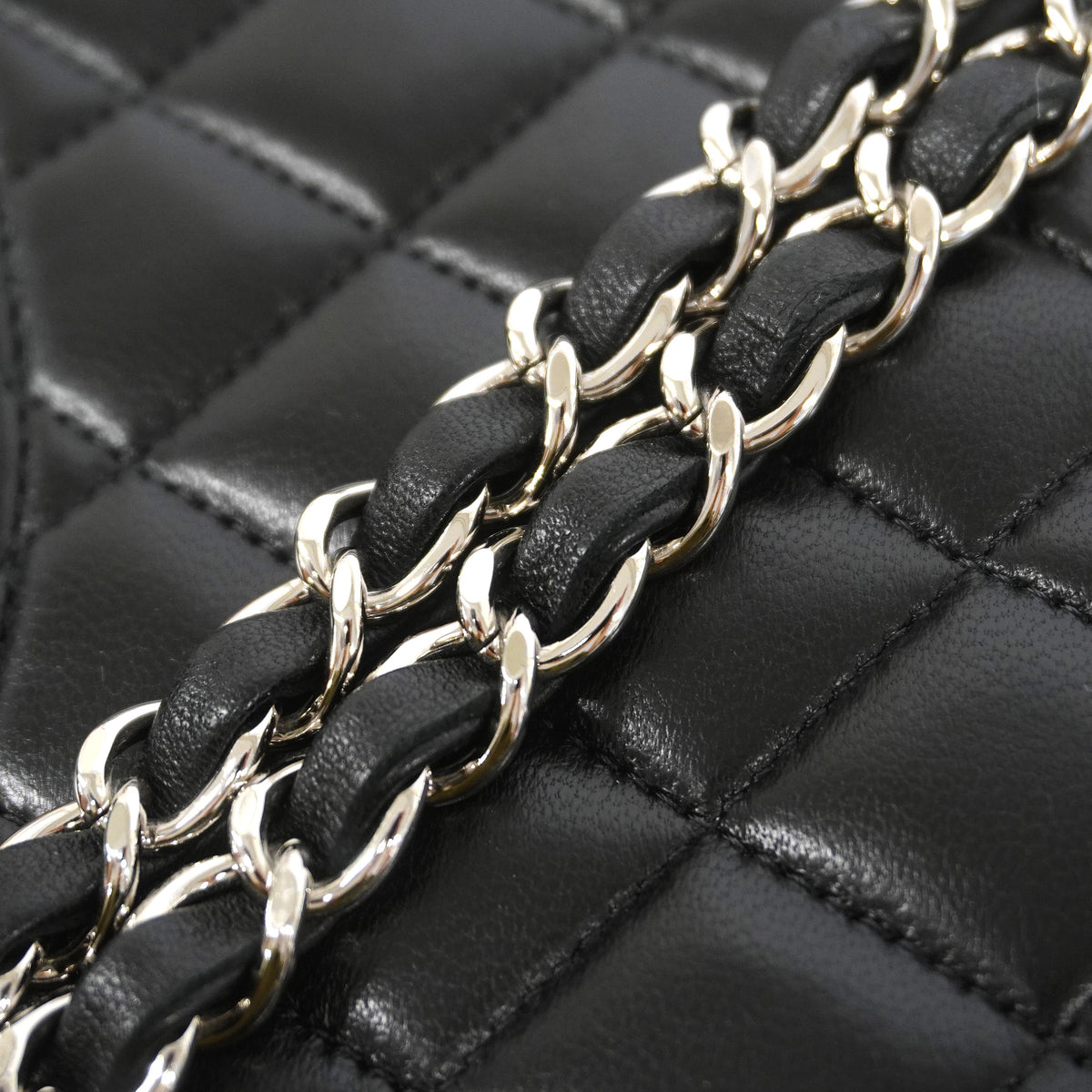 【6kd3391】シャネル ショルダーバッグ マトラッセ Wフラップ Wチェーン ラムスキン ブラック シルバー金具【中古】レディース