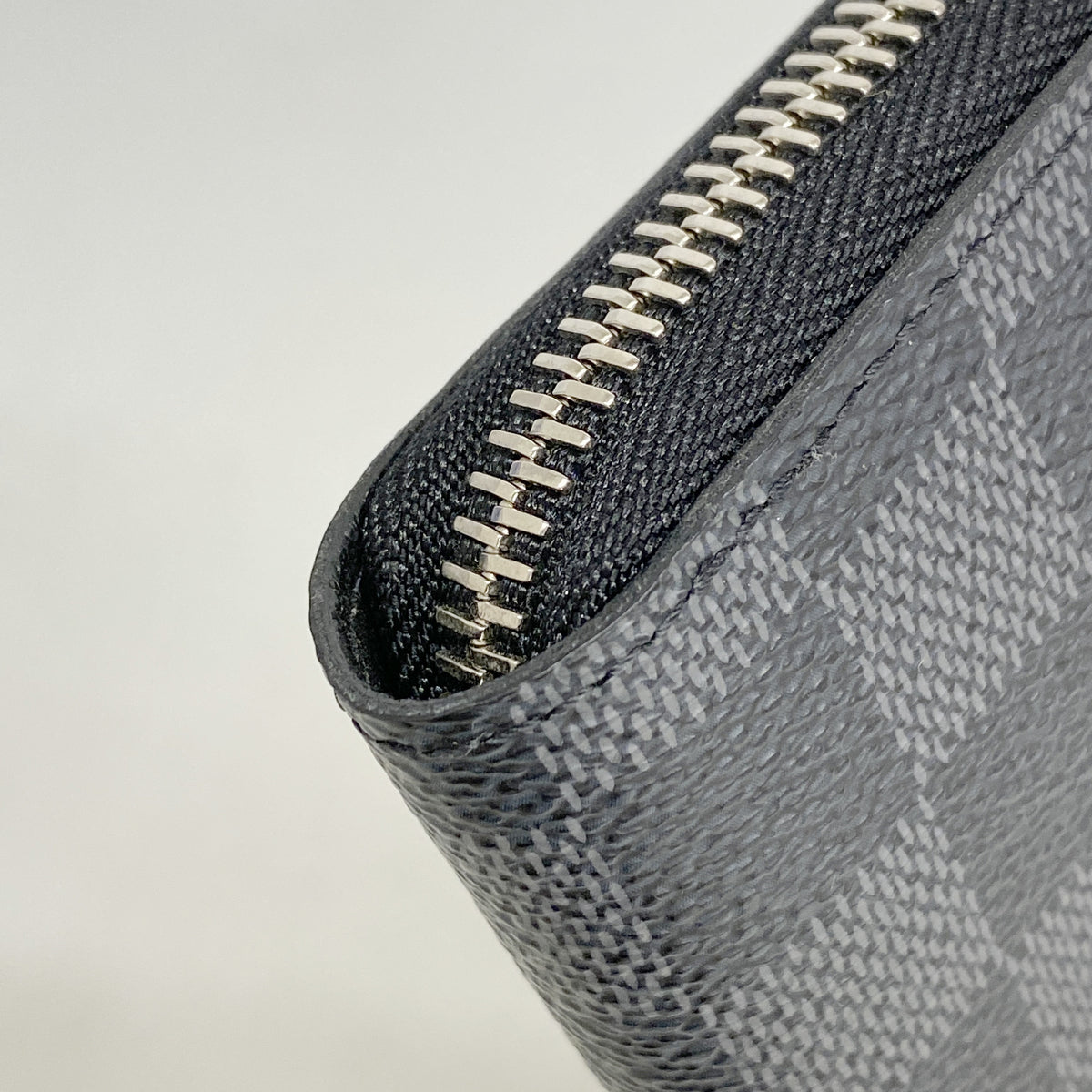 【6kd3449】ルイヴィトン 長財布 ダミエ・グラフィット ジッピーウォレットヴェルティカル N63095 ブラック【中古】メンズ