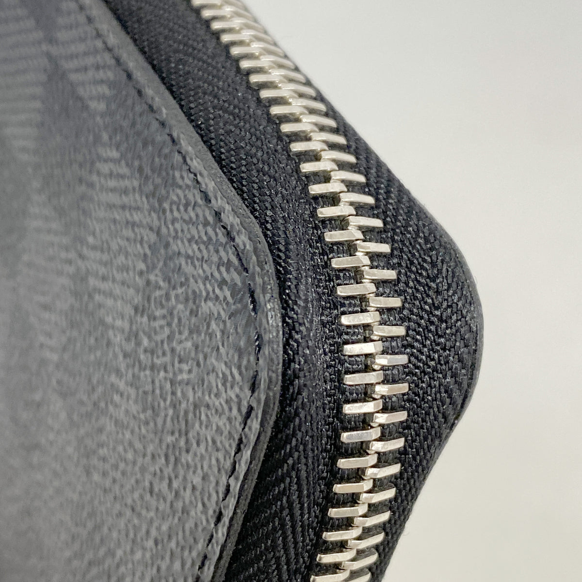 【6kd3449】ルイヴィトン 長財布 ダミエ・グラフィット ジッピーウォレットヴェルティカル N63095 ブラック【中古】メンズ