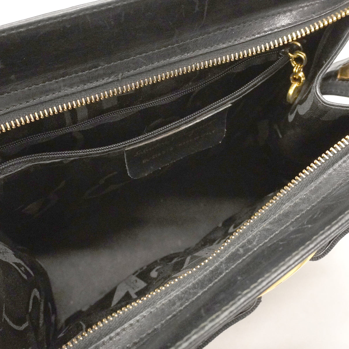 【6kd3556】サルヴァトーレフェラガモ ショルダーバッグ ヴァラ レザー ブラック ゴールド金具【中古】レディース