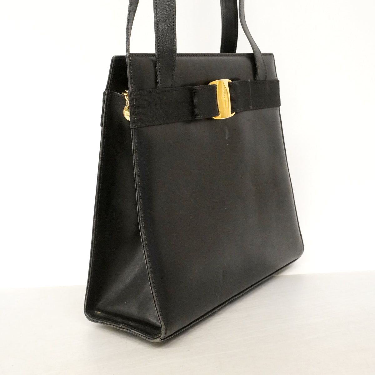 【6kd3556】サルヴァトーレフェラガモ ショルダーバッグ ヴァラ レザー ブラック ゴールド金具【中古】レディース