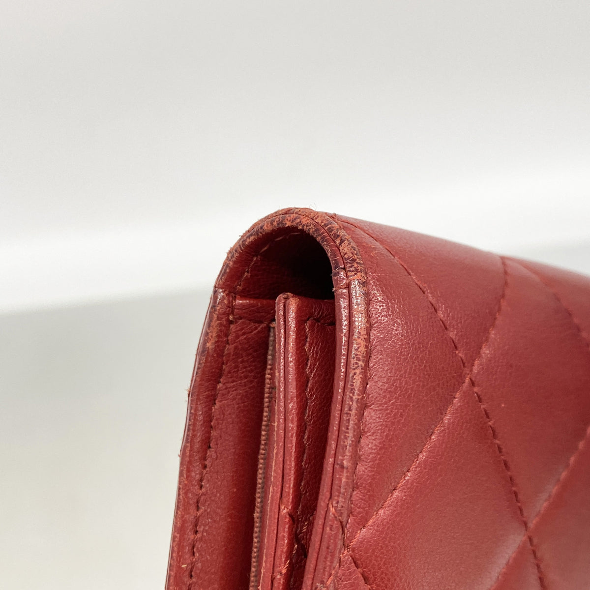 【6kd3601】シャネル 三つ折り長財布 マトラッセ ラムスキン レッド シルバー金具【中古】レディース