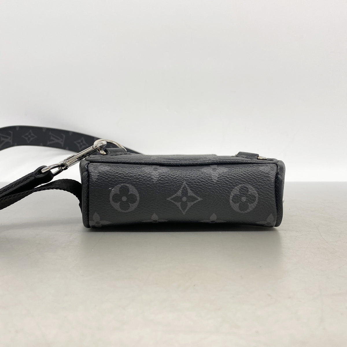 【6kd4014】ルイヴィトン ボディバッグ タイガラマ アウトドアスリングバッグ M30741 ブラック【中古】メンズ