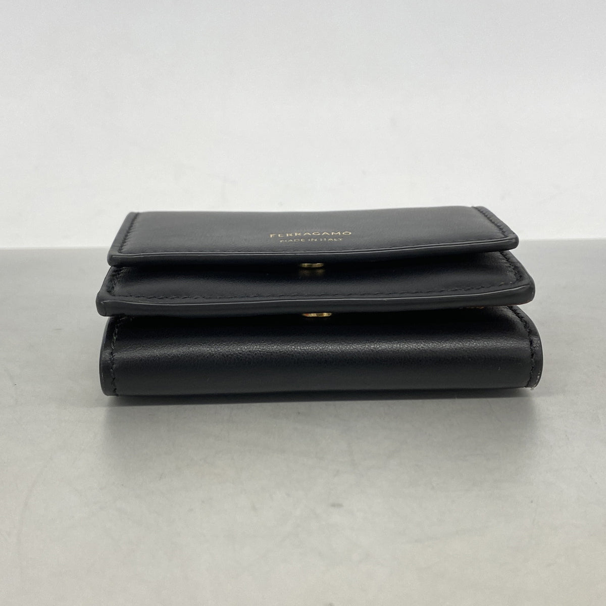【6kd4458】サルヴァトーレフェラガモ 三つ折り財布 レザー ブラック ゴールド金具【中古】レディース