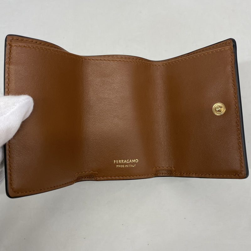 【6kd4458】サルヴァトーレフェラガモ 三つ折り財布 レザー ブラック ゴールド金具【中古】レディース