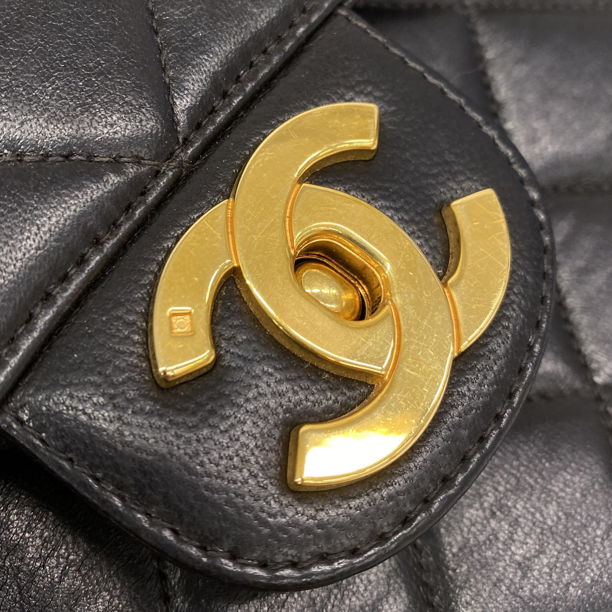 【6kd4514-h】シャネル ショルダーバッグ デカマトラッセ Wチェーン ラムスキン ブラック ゴールド金具【中古】レディース