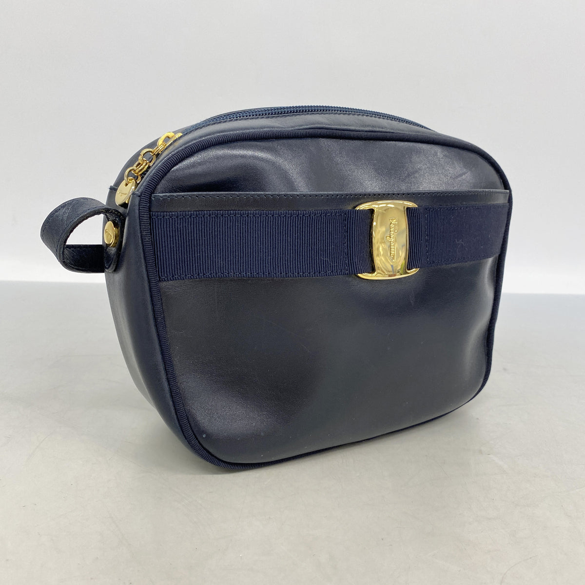 【6kd4563】サルヴァトーレフェラガモ ショルダーバッグ ヴァラ レザー ネイビー ゴールド金具【中古】レディース