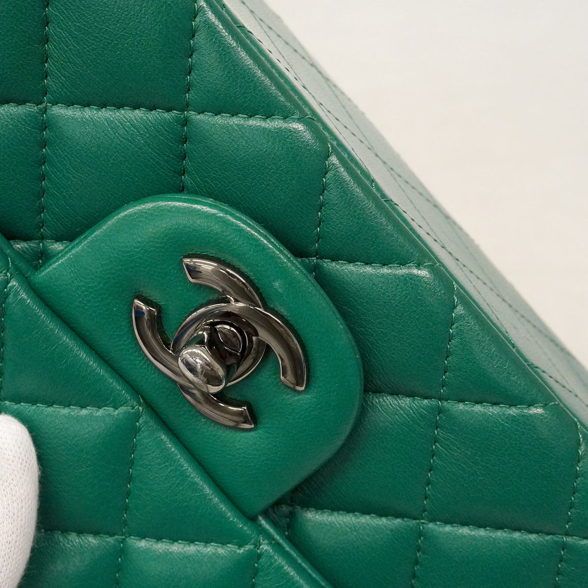 【6kd4802-h】シャネル ショルダーバッグ ミニマトラッセ チェーンショルダー ラムスキン グリーン シルバー金具【中古】レディース