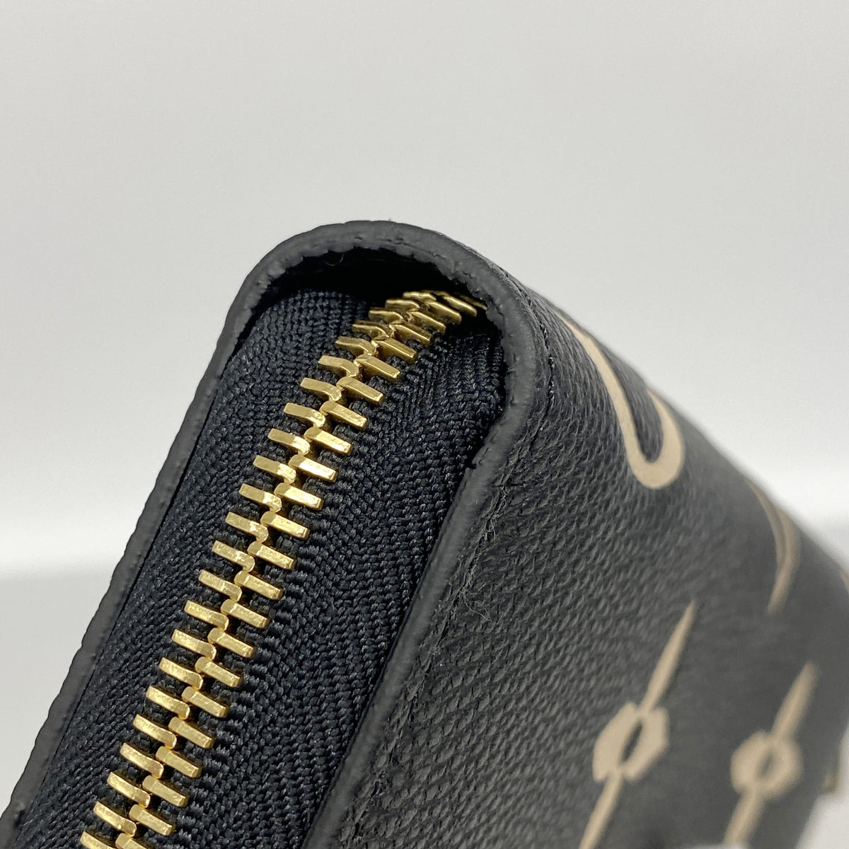【6ke5363】ルイヴィトン 長財布 モノグラム・アンプラント バイカラー ジッピーウォレット M28794 ブラック ベージュ【中古】レディース