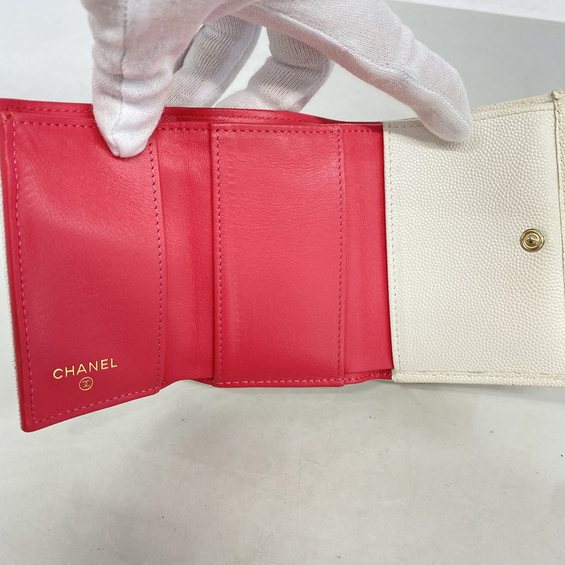 【6ke5369】シャネル 三つ折り財布 マトラッセ キャビアスキン ホワイト ゴールド金具【中古】レディース